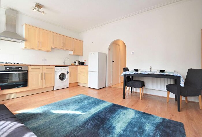 2 Bedroom Flat To Rent In Davisville Road, London, W12