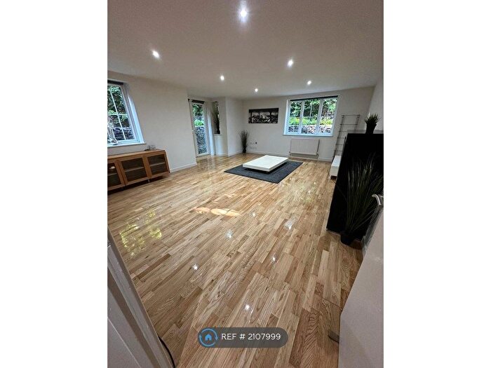 2 Bedroom Flat To Rent In Foxley Lane, Purley, CR8