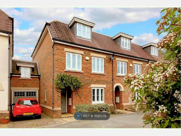 4 Bedroom End Of Terrace House To Rent In North Close, Beaconsfield, HP9