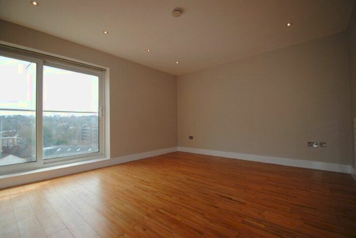 2 Bedroom Flat To Rent In Highland Court, Overhill Road, SE22
