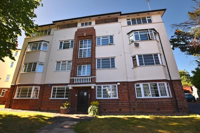 2 Bedroom Flat To Rent In Woodford Road, London, E18