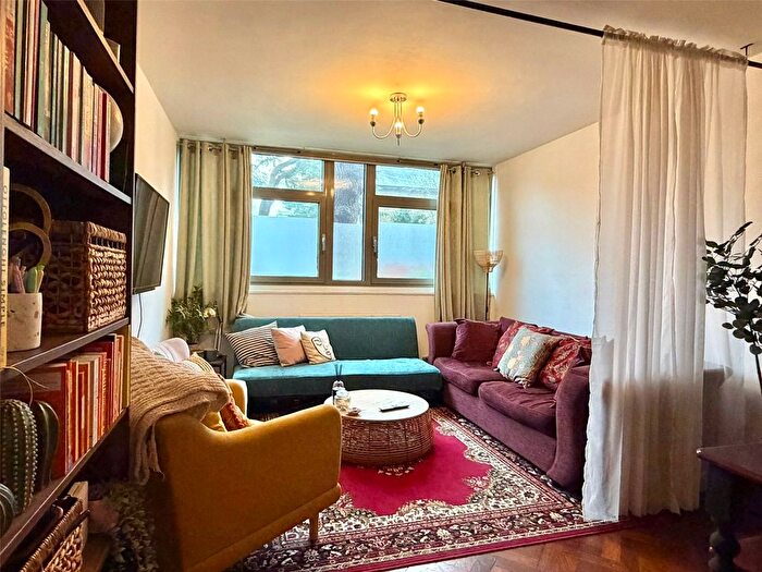 2 Bedroom Flat To Rent In Holly Tree Close, Inner Park Road, London, SW19