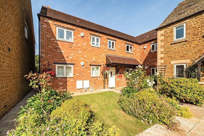 2 Bedroom Flat For Sale In Highlands, Lower Tadmarton, OX15