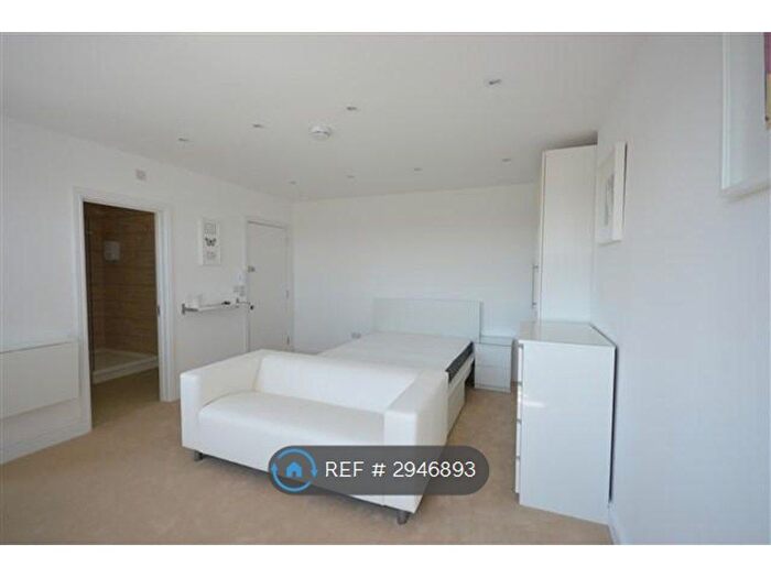 Studio To Rent In Uxbridge Road, London, W12