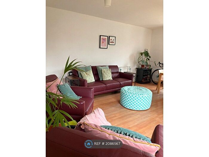3 Bedroom Flat To Rent In Victoria Park Road, Hackney, E9