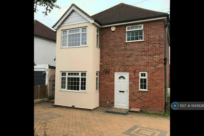 3 Bedroom Detached House To Rent In Auckland Road, Potters Bar, EN6