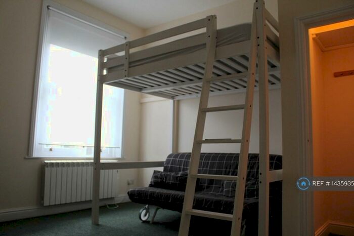 Studio To Rent In Gloucester Drive, London, N4