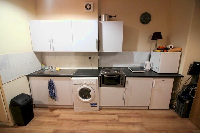 Studio To Rent In Hanger Lane, Ealing, London, W5