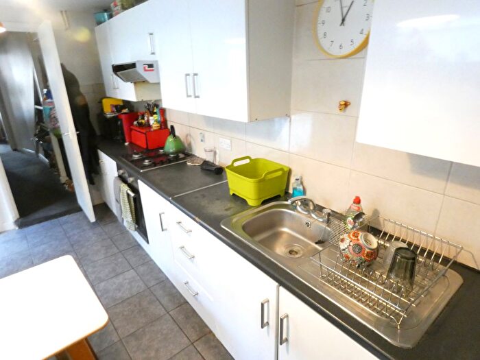 1 Bedroom Flat To Rent In Old Ford Road, London, E2