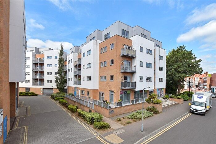 2 Bedroom Flat For Sale In Sovereign Way, Tonbridge, Kent, TN9