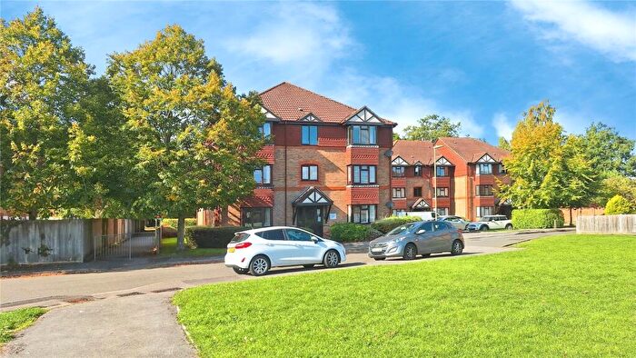 2 Bedroom Apartment For Sale In Chestnut Close, Fleet, Hampshire, GU51
