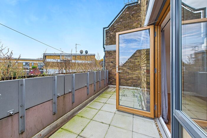 3 Bedroom Flat For Sale In Bedwell House, Stockwell Park Road, London, SW9