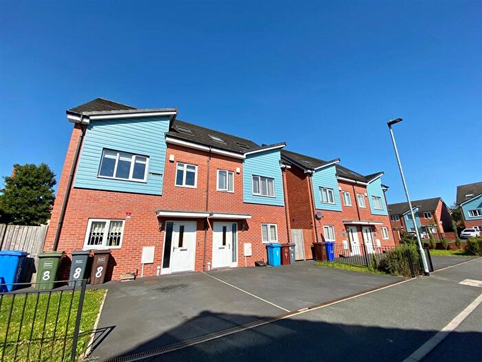 4 Bedroom Semi-Detached House To Rent In Carmody Close, Manchester, M40