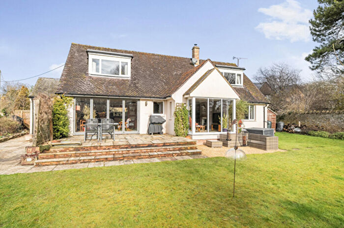 4 Bedroom Bungalow For Sale In Cheyne Lane, Bampton, Oxfordshire, OX18