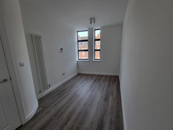 3 Bedroom Flat To Rent In Balham High Road, London, SW12