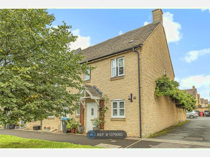 3 Bedroom Semi-Detached House To Rent In Elmhurst Way, Carterton, OX18