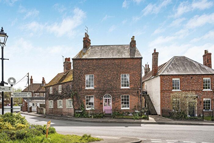 2 Bedroom Flat For Sale In Castle Square, Benson, OX10