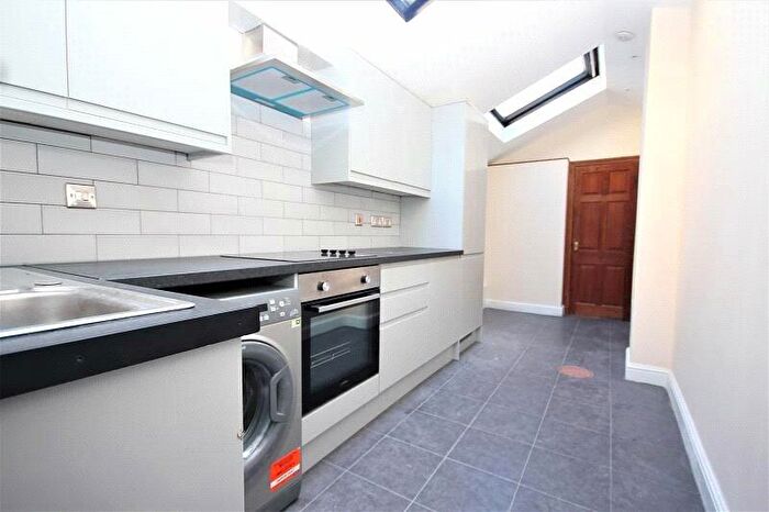 3 Bedroom Maisonette To Rent In Goldings Hill, Loughton, Essex, IG10