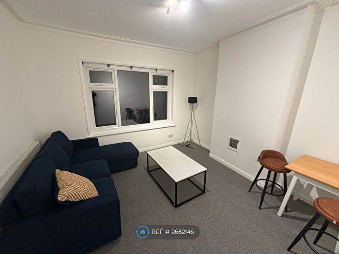 2 Bedroom Flat To Rent In Radbourne Road, London, SW12