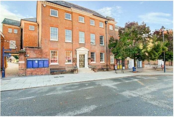 2 Bedroom Flat To Rent In High Street, Alton, GU34