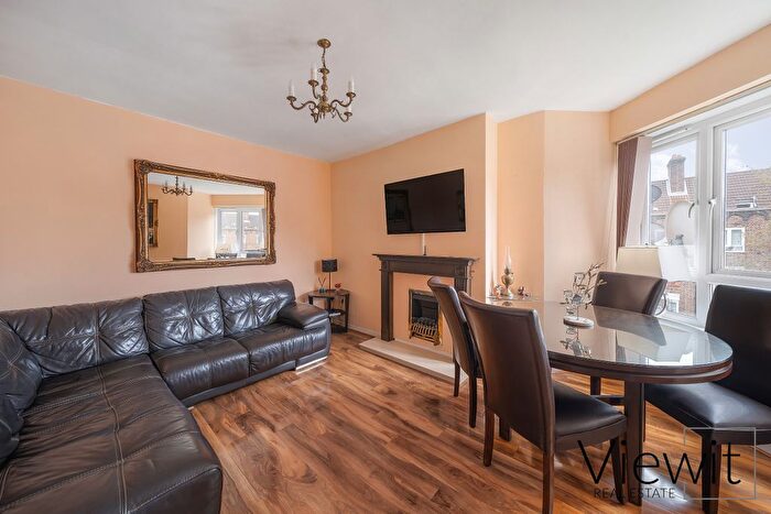 3 Bedroom Flat For Sale In Dorset Road, London, SW8