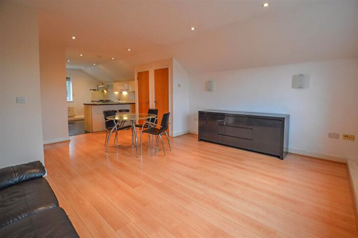 2 Bedroom Flat For Sale In Coptfold Road, Brentwood, CM14