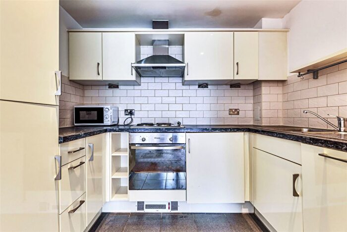2 Bedroom Flat To Rent In Garratt Lane, London, SW18