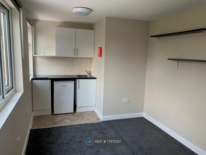 Studio To Rent In Hendon Way, London, NW2