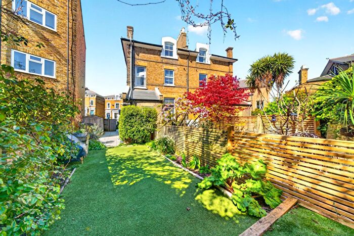 2 Bedroom Flat For Sale In Bloom Grove, London, SE27