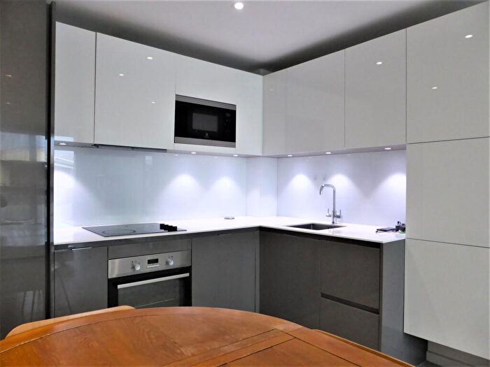 2 Bedroom Apartment To Rent In Embankment House -, P17