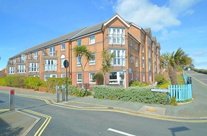 2 Bedroom Flat For Sale In Close To Cliff Path * Lake, PO36