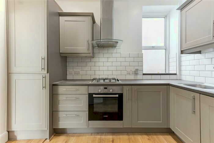 2 Bedroom Apartment To Rent In Lichfield Grove, London, N3