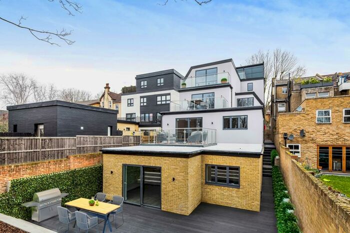 3 Bedroom Flat To Rent In Baring Road London, SE12