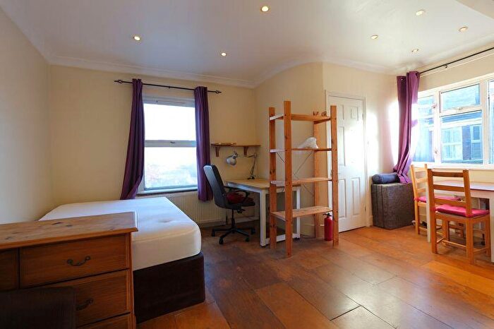 Studio To Rent In Studio Flat - Turnpike Ane, N22