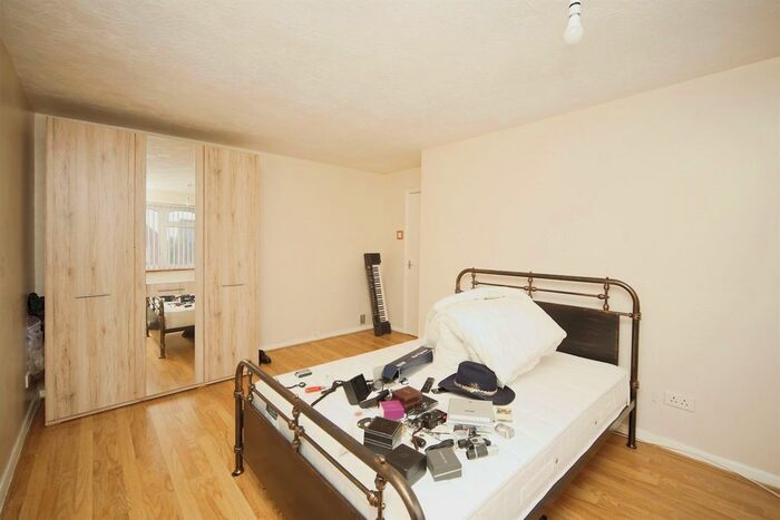 3 Bedroom End Of Terrace House For Sale In Highwood Avenue, Solihull, B92