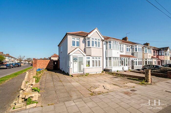 3 Bedroom Semi-Detached House For Sale In Upper Rainham Road, Hornchurch, RM12