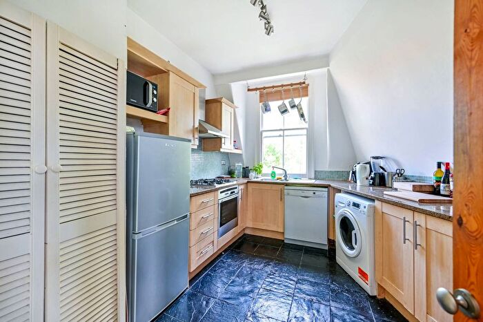 2 Bedroom Flat To Rent In Clifden Road, Twickenham, TW1