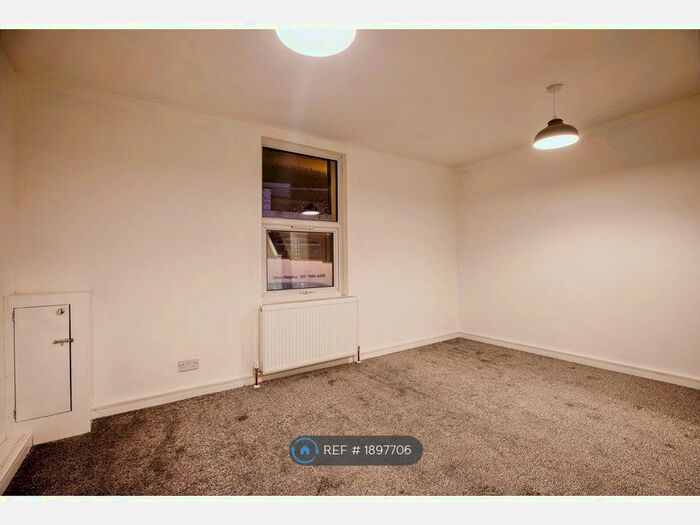 2 Bedroom Flat To Rent In Rye Lane, London, SE15