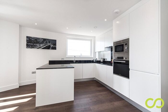 2 Bedroom Flat To Rent In Gateway Tower, Western Gateway, E16