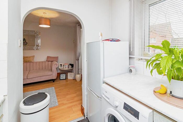 1 Bedroom Flat For Sale In Lynmouth Crescent, Furzton, Milton Keynes, Buckinghamshire, MK4