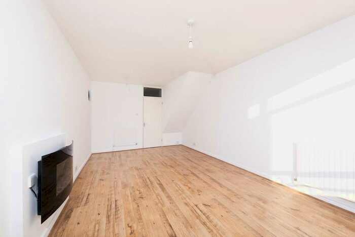 1 Bedroom Duplex To Rent In Bedroom Property In Bradstock Road, London, E9
