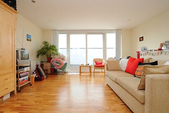 2 Bedroom Flat To Rent In Stoke Newington High Street, Stoke Newington, N16