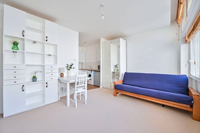 Studio To Rent In Newington Causeway, Elephant And Castle, London, SE1