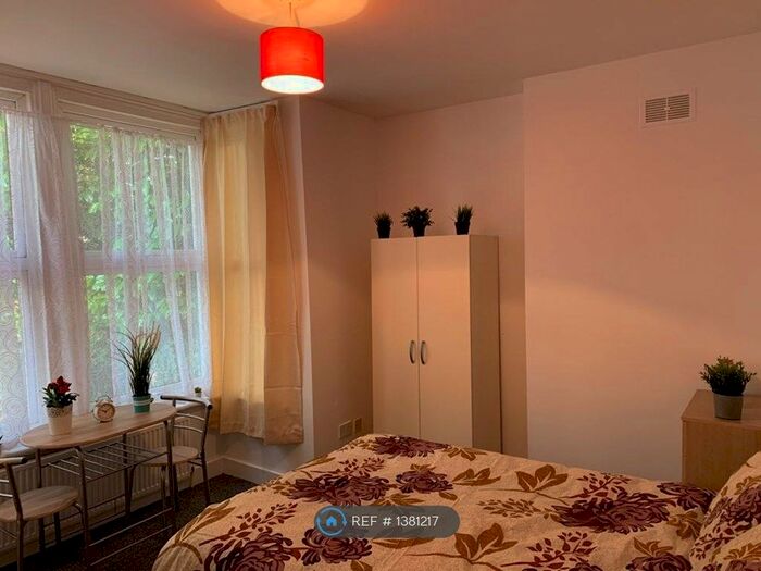 2 Bedroom Flat To Rent In The Ridgeway, Enfield, EN2