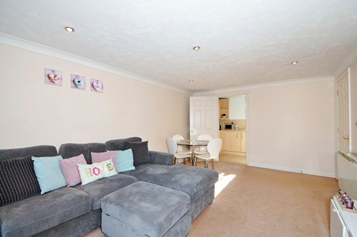 2 Bedroom Flat To Rent In Newbury, Berkshire, RG14