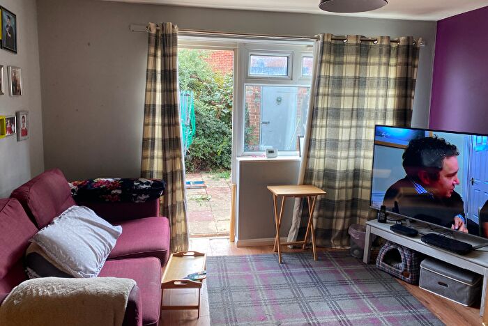 4 Bedroom Detached Bungalow For Sale In Tovil Close, London, SE20