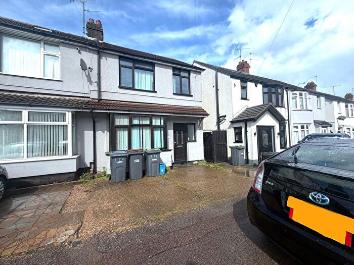 3 Bedroom End Of Terrace House To Rent In Selbourne Road, Luton, LU4