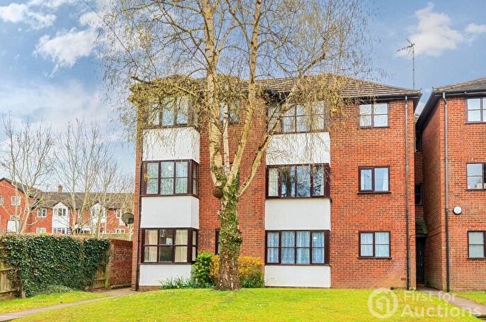 1 Bedroom Apartment For Sale In Eaton Avenue, High Wycombe, Buckinghamshire, HP12