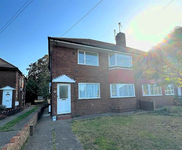2 Bedroom Maisonette To Rent In The Gardens, Feltham, TW14
