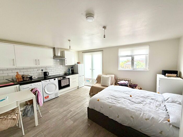 Studio To Rent In Seven Sisters Road, London, N7
